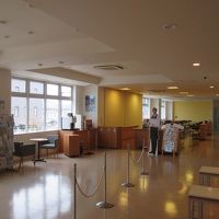 ２階にあるロビーは機能的な雰囲気です…奥が朝食スペースです