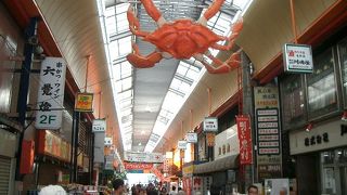 エビやカニのオブジェが吊るされている