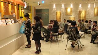 TOKIO　岩田屋デパ地下にあるジューススタンド　イートインコーナーが目の前