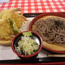 天ざる蕎麦750円。てんぷら熱々〜♪