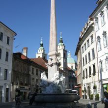 市庁舎の前にオベリスクと素敵な噴水があります