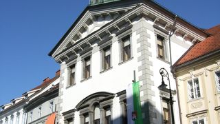 薄緑色の時計塔と、前の噴水が印象的