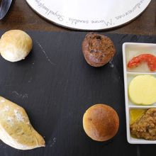 パンもおしゃれな盛り付け。