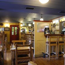 フランクな店内