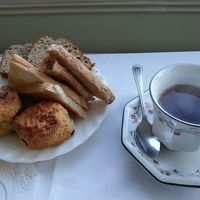 スコーンとトースト、紅茶。美味しすぎ。