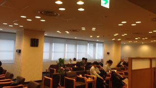 入口は地味だが中は快適