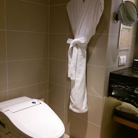 バスローブもあります。もう1つはクローゼットの中。