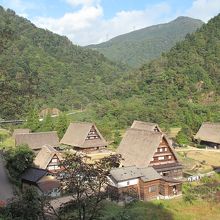 山間の田園地帯にある菅沢集落