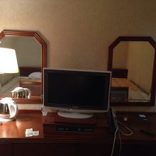 鏡台は暗いですが、テレビは大きい