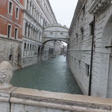 この中空の橋がため息橋。窓がないようです。