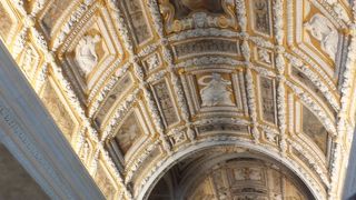 外見からはわからない内部の豪華絢爛、そして牢獄にそのまま続いている不思議。