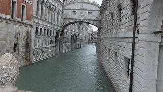宮殿と牢獄を結ぶ橋