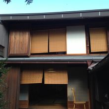 中庭から見た母屋