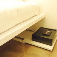 セーフティボックスはベッド下に。荷物も置けます。