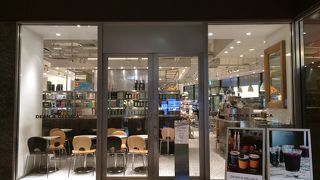 オシャレな食料品店＆カフェ