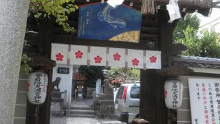 御所の向かい側にある神社