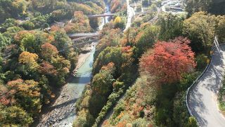 八ッ場ダムの紅葉が今一番、新しい橋の高さは１００m以上か？