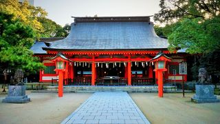 朱の社殿が美しい