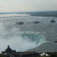 部屋の隣にある展望スペースから見た滝です