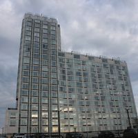 滝側から見たホテル。