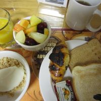 朝食　パン、ヨーグルト、フルーツ、数種の飲み物があります