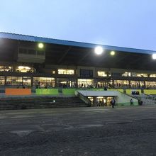 閑散としたメインスタンド