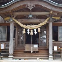 本殿の中では、お祓いを受ける方の姿が