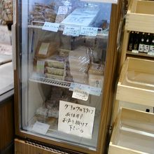 ダチョウの卵もあり。