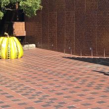 パンフレットなどによく載るオブジェ