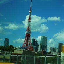 リムジンバスの車内から撮影した東京タワーです