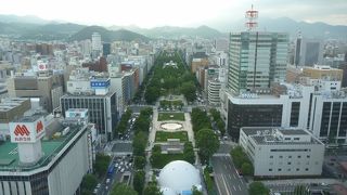 大通り公園を一望、夜のライトアップもなかなか