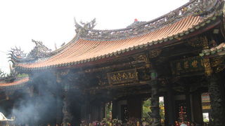 女性の参拝客が多いです