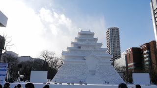 芸術的な大規模雪像