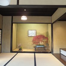 盆栽苑の床の間の盆栽も紅葉