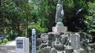 目立たないところに立っています