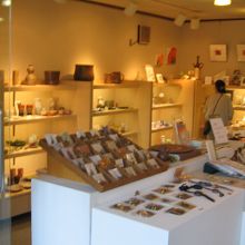 一階の展示即売所