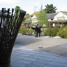 美術館の中から外を見た景色