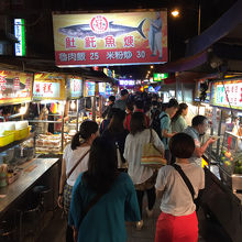 地元に人気のナイトマーケットということで人が多かったです。