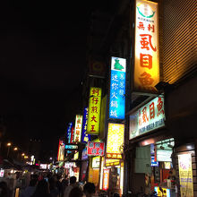 屋台に抵抗がある方は隣接してるお店へＧＯ♪