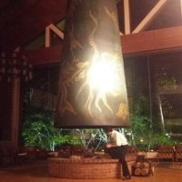 エントランスから見える暖炉。夜。