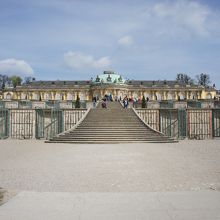 噴水から見た外観