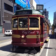 基本的に茶色の専用トラム。例外あり。