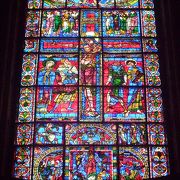 (03) 12世紀のステンドグラス「磔刑」が特に有名　プランタジュネ様式ゴシック Cathedrale Saint-Pierre