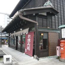 入り口です。バリアフリーで安心です。