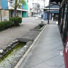 建物の前には水の流れがあって、瘉されます。隣は有名ラーメン店