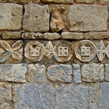 西ファサードの壁　サン･ジャン洗礼堂の壁面を思わせる