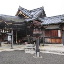 本社は江戸中期の建物らしく、屋根は苔生していました