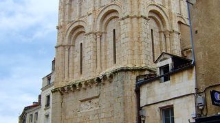 (08) 11世紀後半のロマネスクの鐘楼をもち 内部は中心に柱がある独特の建築 Eglise Saint-Porchaire