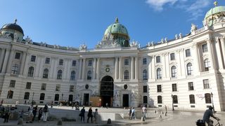 雰囲気たっぷりの美しい装飾の門。