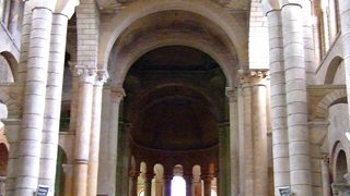 (09) サンティアゴ・デ・コンポステーラの巡礼地として世界遺産に登録されている　Eglise Saint-Hilaire le Grand